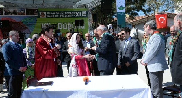 Köy Düğününde Damadı Yumurta Ve Una Bulayıp, Ahırda Yıkadılar