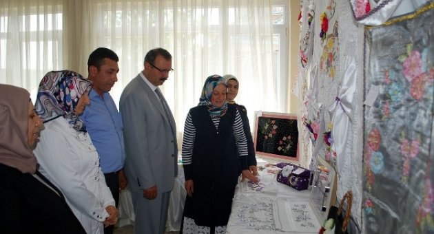 Köylü Kadınlar El Emeklerini Sergiledi