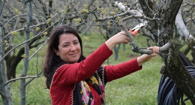Köylü Kıyafeti Giyip Çiftçilerle Tarlada Çalıştı