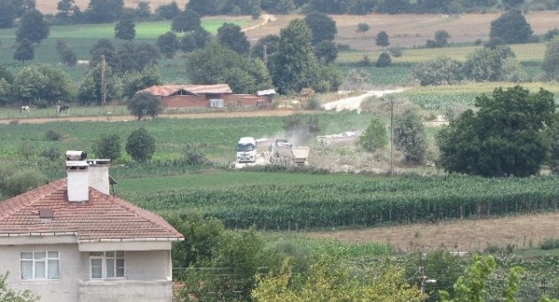 Köylüler Maden Kamyonlarının Yolunu Kapattı