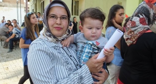 Kucağında Çocuğu İle Belge Aldı