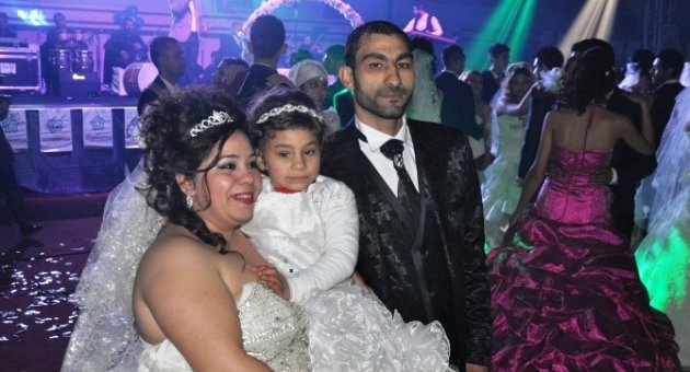 Kucaklarında Bebekleriyle Resmi Nikaha Kavuştular
