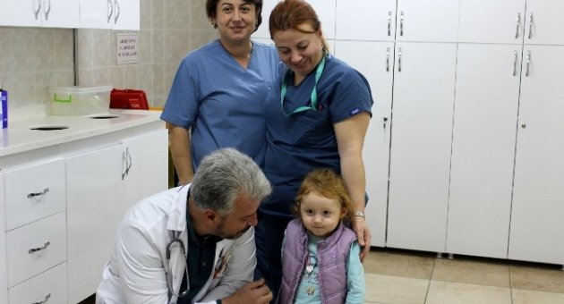 Küçük Kazazede, Kendisini İyileştiren Doktorlara Teşekküre Gitti