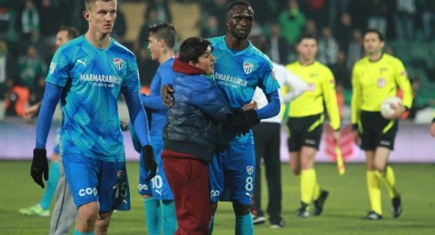 Küçük Taraftarlar Sahaya Atlayıp Bakaya Traore’ye Sarıldı