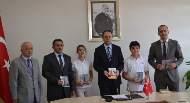 Küçük Yazarlardan Çerkezköy Kaymakamı Kubilay’a sürpriz Hediye