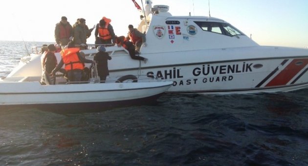 Küçükkuyu Açıklarında 14 Kaçak Göçmen Yakalandı