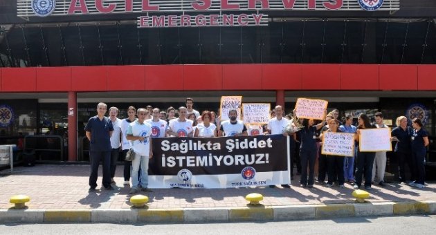Kuduz Şüpheli Hasta Tarafından Darp Edilen Hemşireye Sendikalar Sahip Çıktı