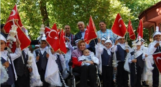 Kurtuluş Şenliklerinde Erkekliğe İlk Adımı Attılar