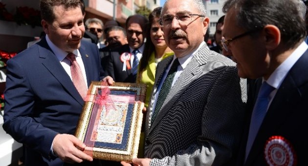 Kutlu Doğum Haftasında İl Protokolü Gül Dağıttı