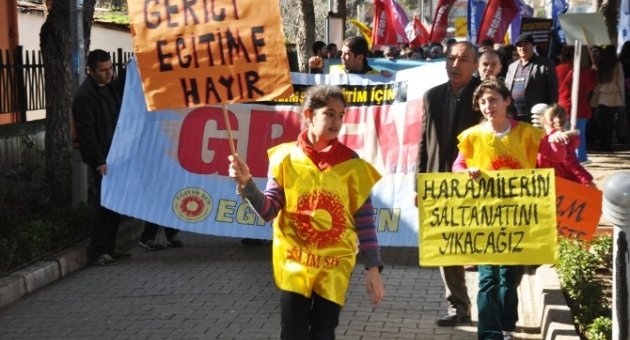 Laik Ve Bilimsel Eğitim İçin Yürüdüler