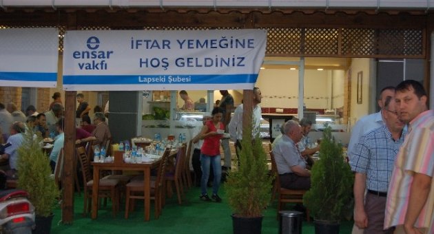 Lapseki Ensar Vakfı İftar Verdi