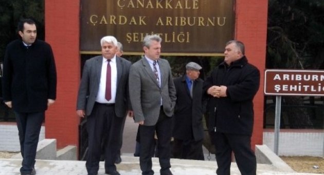 Lapseki Kaymakamı Tavlı Çardak Arı Burnu Şehitliğini Gezdi