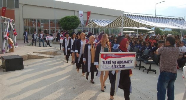 Lapseki Meslek Yüksek Okulunda Mezuniyet Coşkusu