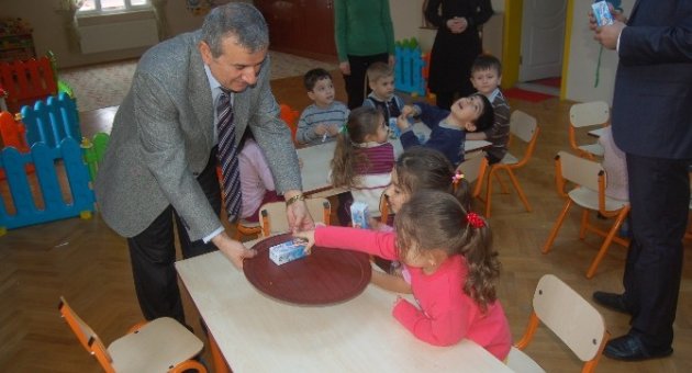 Lapseki’de 1231 Öğrenciye Süt Dağıtımı Yapıldı