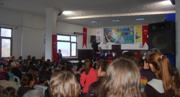 Lapseki’de Çocuklara Karne Hediyesi