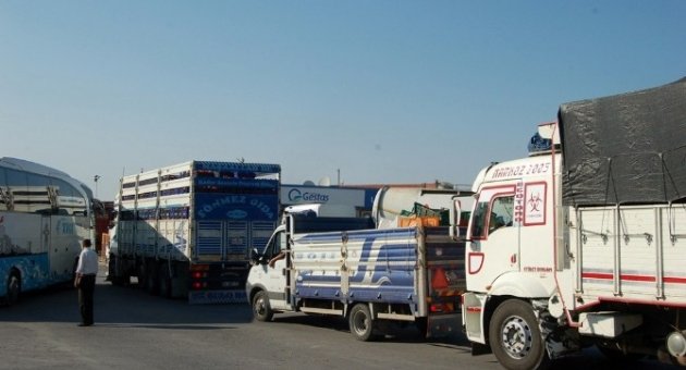 Lapseki’de Feribot Kuyruğu