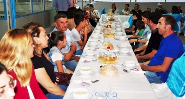Lapseki’de Yetimlere Kardeşlik İftarı Verildi