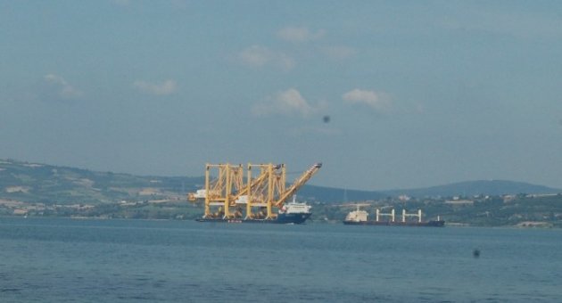Liman Vinci Taşıyan Gemi Çanakkale Boğazı’ndan Geçti