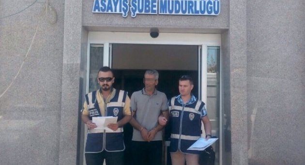 Liseli Öğrencilerin Etek Altı Görüntülerini Çeken Öğretmen Suçüstü Yakalandı