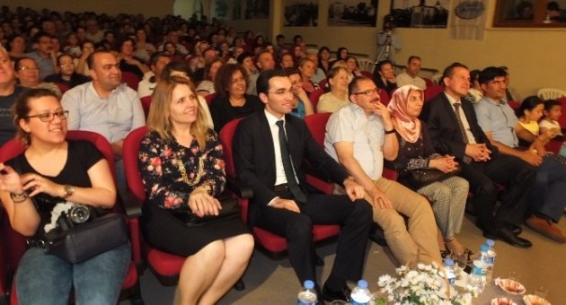 Liselilerin Oyunu Ayakta Alkışlandı