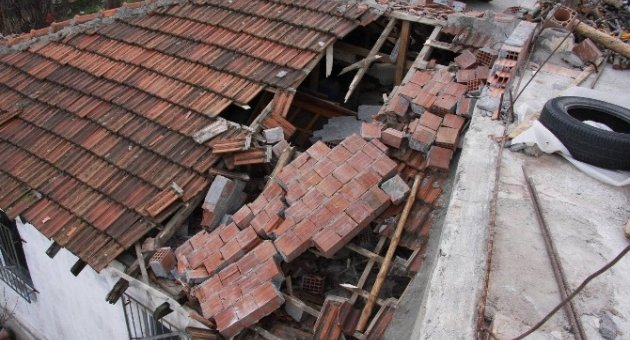 Lodos 13 Evin Çatısını Uçurdu
