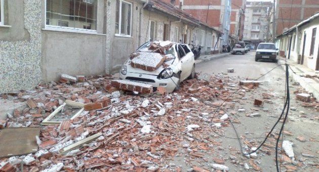 Lodos, Cami Minaresini, Tır Ve Kamyonları Devirdi