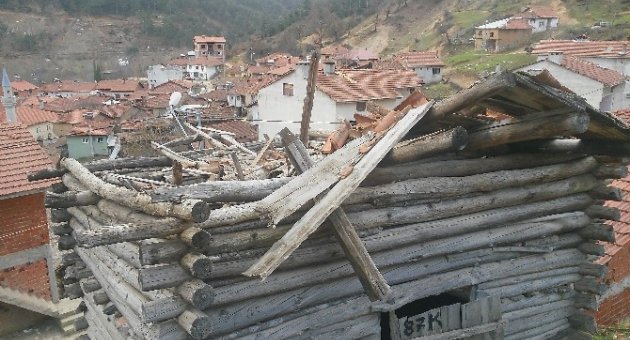 Lodos Dağ İlçelerinde Ağaçları Devirdi, Çatıları Uçurdu
