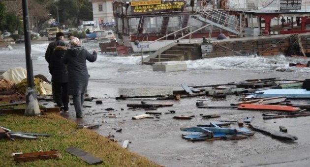 Lodos Erdek’te Balıkçı Teknelerini Batırdı
