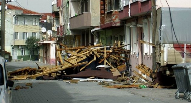 Lodos, Gönen’de Çatıları Uçurdu