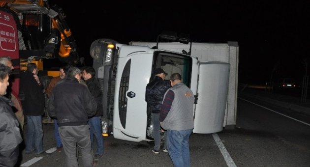Lodos Koca Kamyonu Devirdi