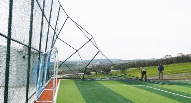 Lodosun Zarar Verdiği Çim Saha Onarılıyor