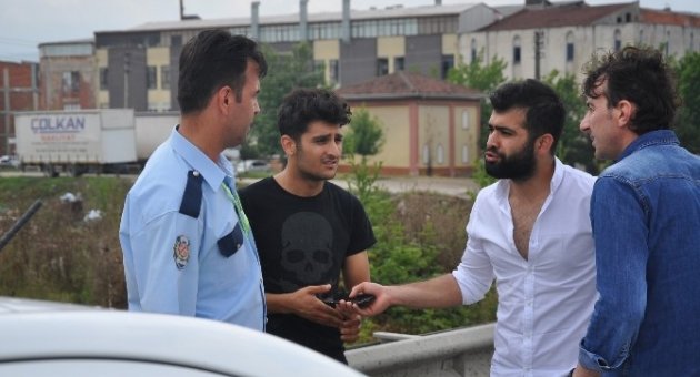 Lüks Araçla Köprüye Çarptı, Kazayı Yara Almadan Atlattı