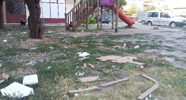 Mahalle Ortasındaki Park Alanı Çöplük Alanı Oldu