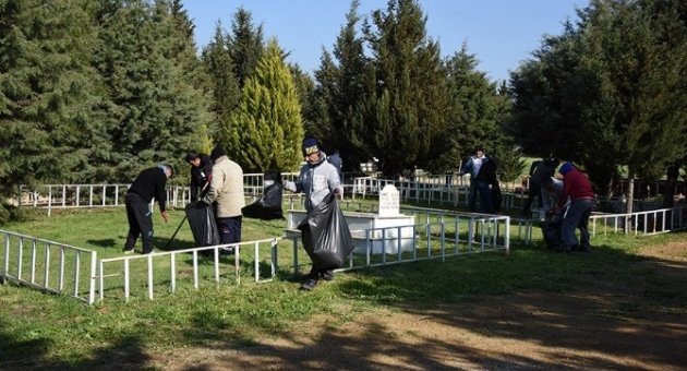 Mahkumlardan Mezarlık Temizliği
