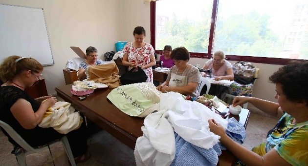 Makine Nakışı Ve Takı Tasarım Kadınların Elinde Hayat Buldu