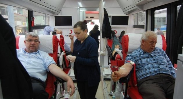 Malkara Sakinleri Kızılay Otobüsünde Kan Bağışladı