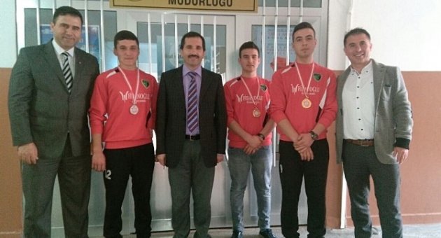 Malkaralı Güreşçilerden İlçe Milli Eğitim Müdürü Saraç’a Ziyaret