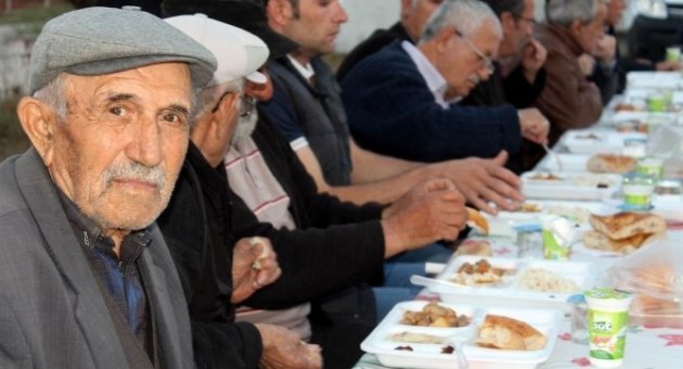 Manyaslılar Vakfı Her Akşam Bir Mahallede İftar Veriyor