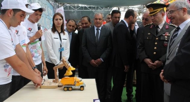 Manyas’ta Bilim Fuarı Açıldı