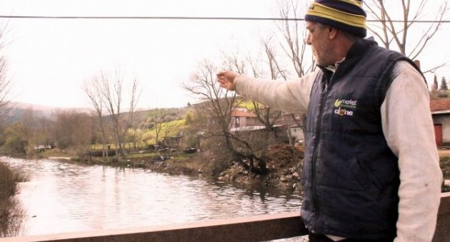 Manyas’taki Dereden Köpük Ve Kızıl Su Akıyor