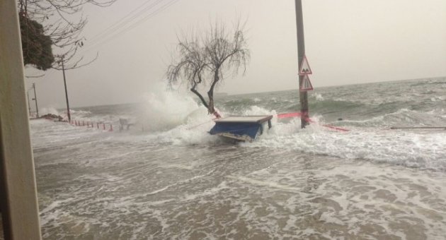 Marmara Denizi Taştı, Dev Dalgalar Bursa Sahillerini Vurdu