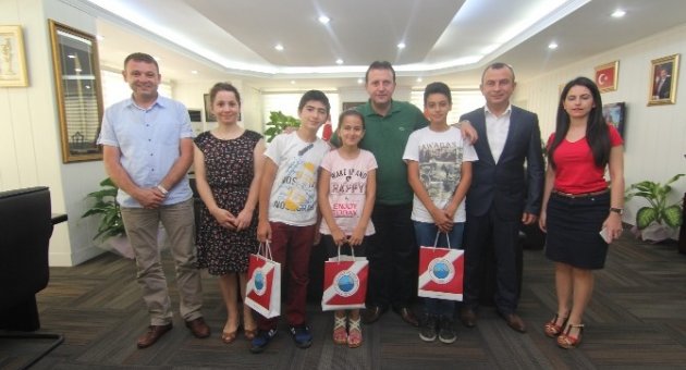 Menderes’i Anlattılar Fotoğraf Makinesini Kaptılar