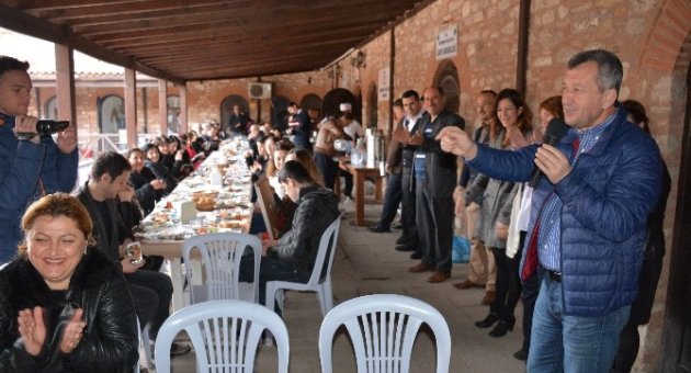 Menemen’de Bayanlar El Ele Verdi