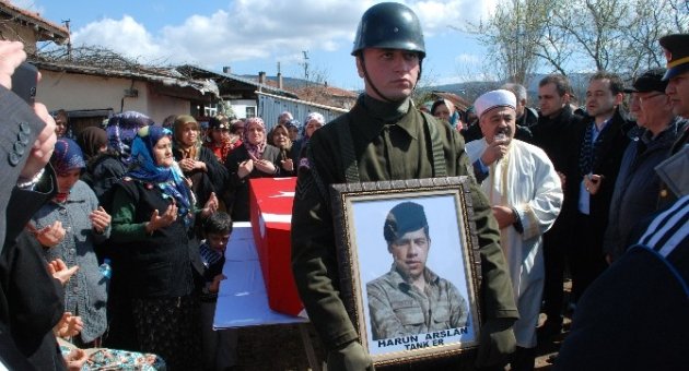Mevzide İntihar Ettiği Öne Sürülen Asker Toprağa Verildi