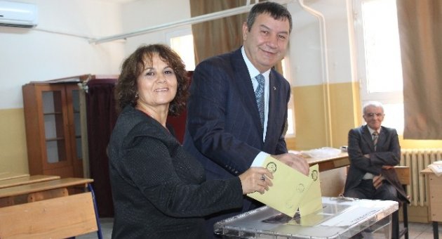 Mhp İzmir İl Başkanı Karataş Ve Ailesi Oyunu Kullandı