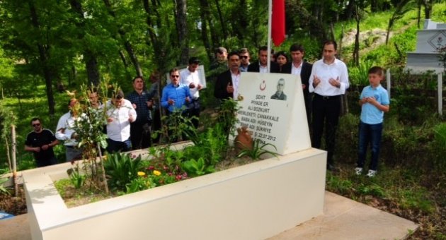 Mhp Milletvekili Adayı Tuna, Şehit Askerin Mezarını Ziyaret Etti