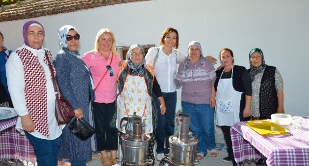 Mhp’li Aday Senem Kılıç: "izmir’i Koşulsuz, Şartsız Seviyoruz"