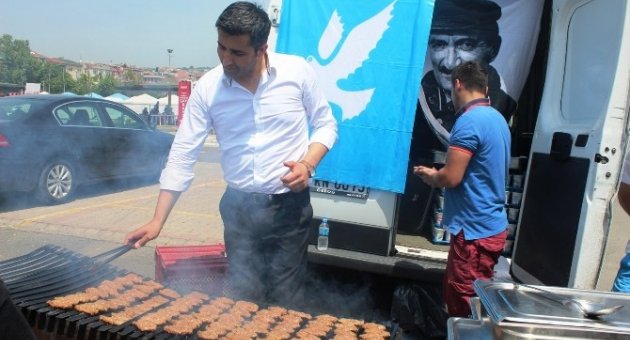 Milletvekili Adayından Vatandaşa Köfte Ekmek