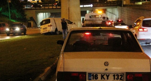 Minibüs Köprü Ayağına Çarptı: 1 Yaralı