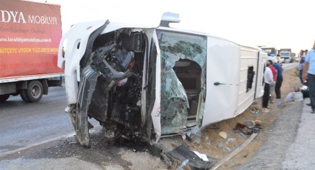 Minibüs Otomobile Çarptı: 9 Yaralı